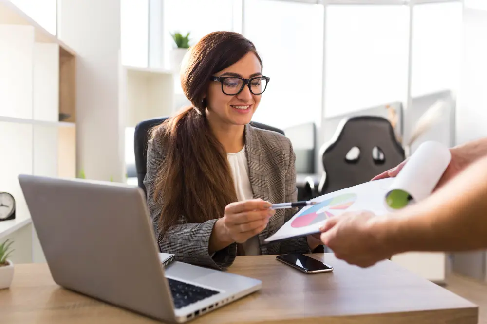empresária com notebook na mesa de escritório