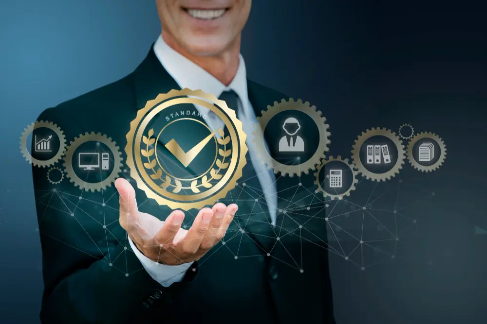 Um homem segurando um ícone de check digital, representando que ele está com a certificação de correspondente bancário renovada