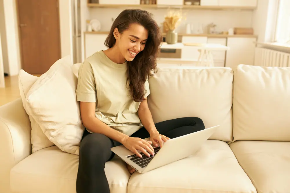 Jovem dentro de casa pesquisando no computador