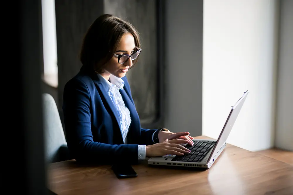Mulher de negócios a trabalhar