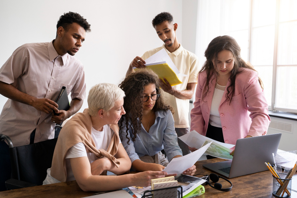 Equipe estudando mercado de crédito.